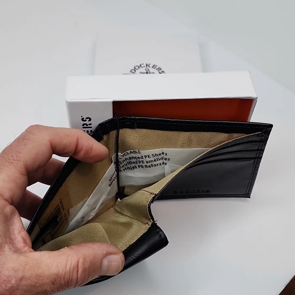 DOCKERS HANDCRAFTED MENS BLACK WALLET